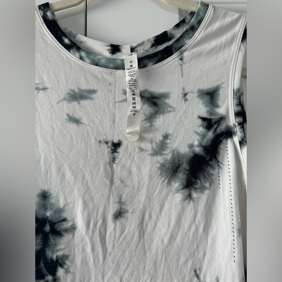 Lululemon crop tank top - Picture 2 of 5